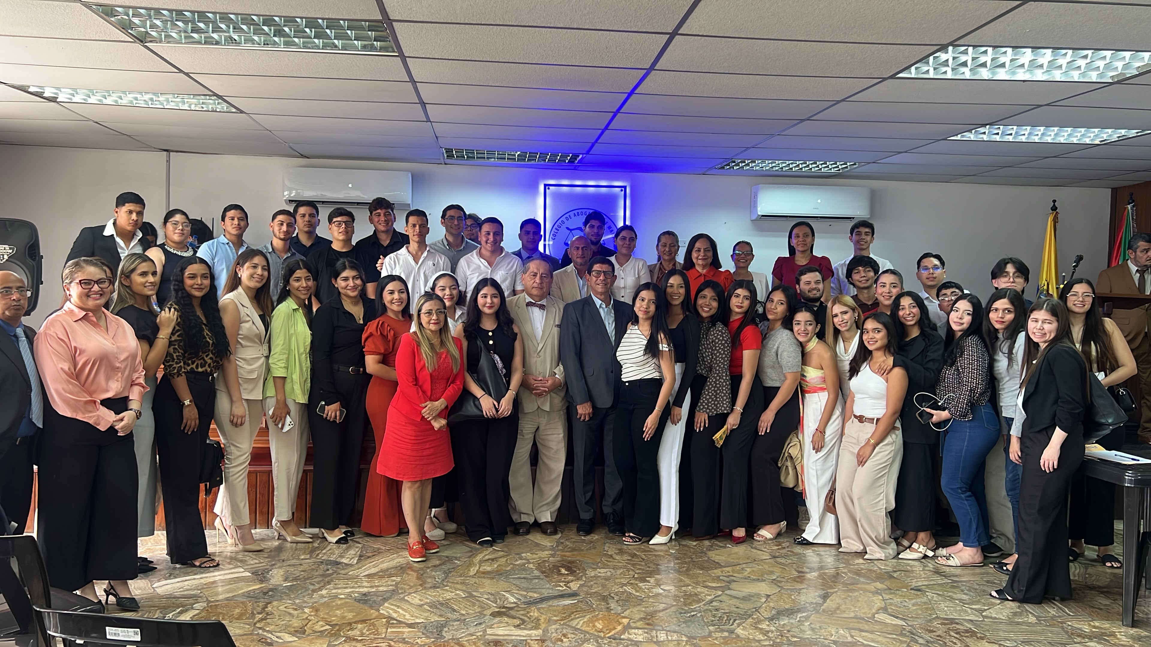 Encuentro de la comunidad en un salón